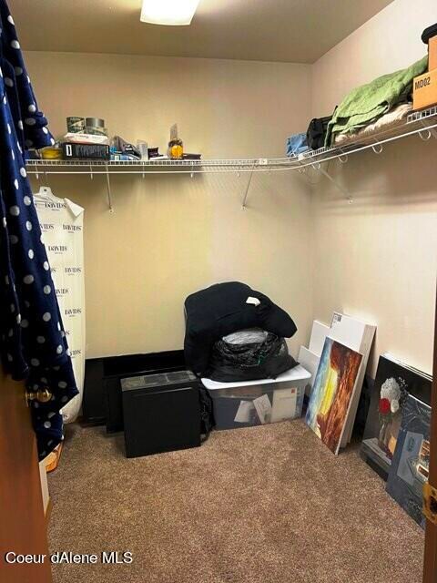 1586-Large Walkin Closet
