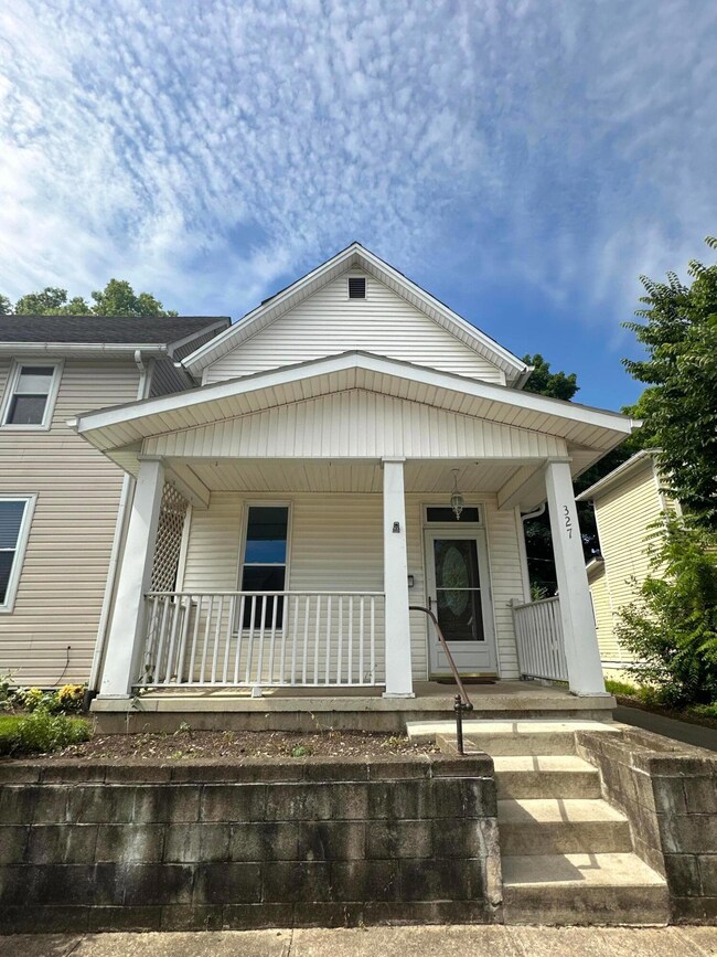 327 Watt St unit 327 1/2, Circleville, OH 43113 - photo 2