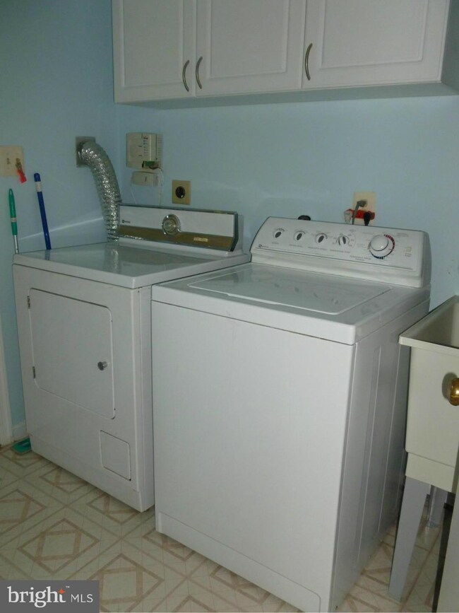 7811 Richfield Rd, Springfield, VA 22153 - photo 3