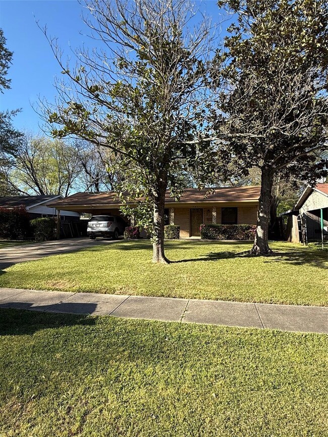 View of front of home featuring a front lawn and a