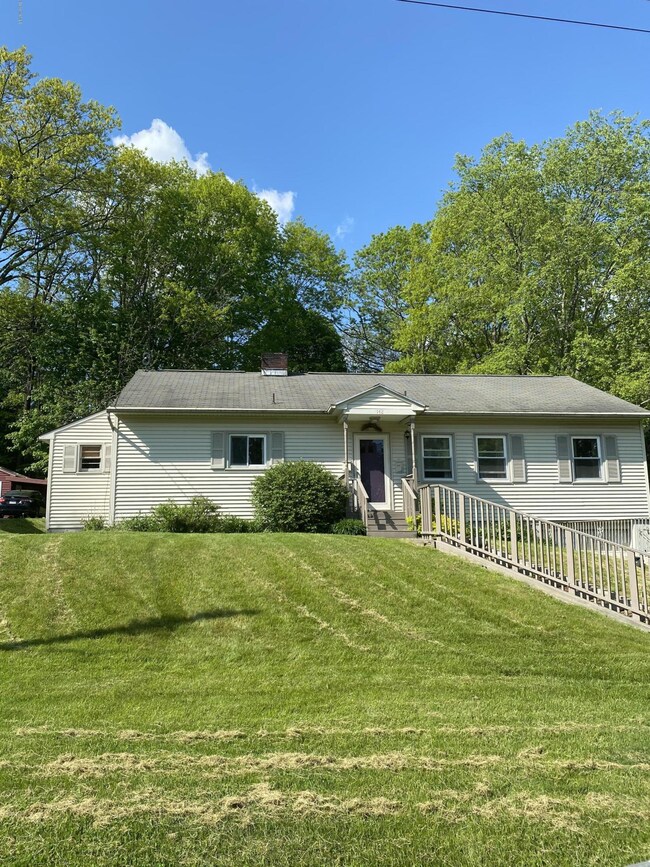 142 Allengate Ave, Pittsfield, MA 01201 - photo 2