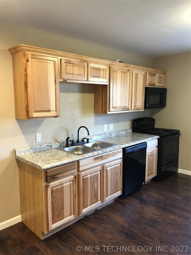 406 W 17th St, Ada, OK 74820 - photo 3