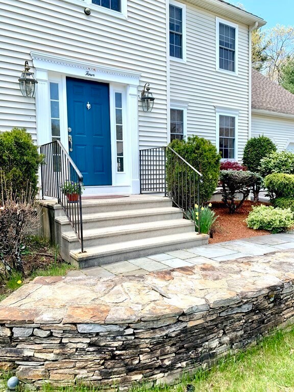 4 Blackthorn Dr, Worcester, MA 01609 - photo 2