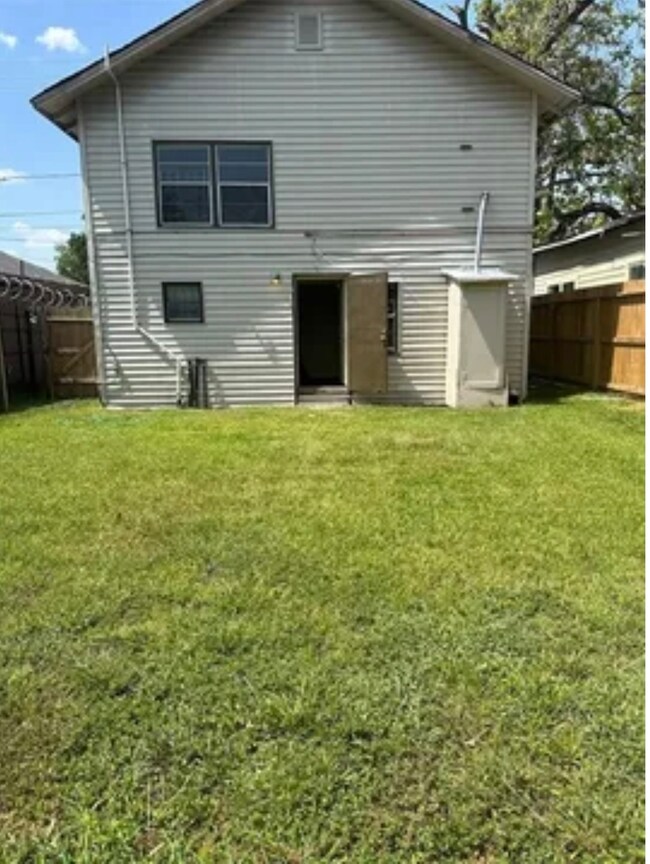 2019 S Victory Dr, Houston, TX 77088 - photo 6