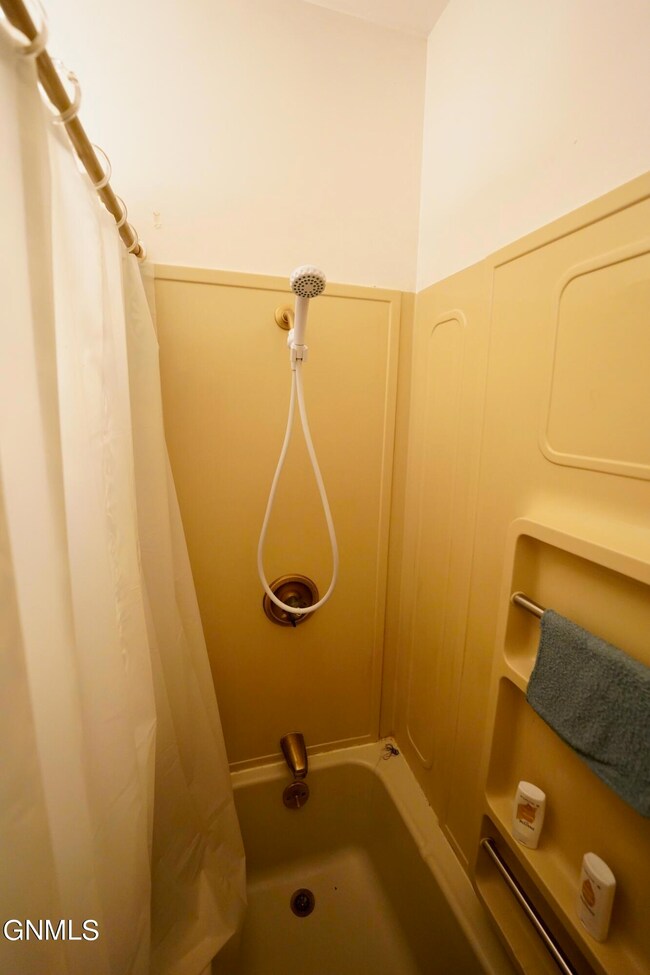 320 6th Ave NE, Jamestown, ND 58401 - photo 6