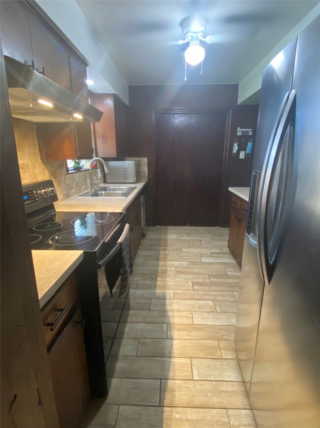 1201 Bayou Dr, Alvin, TX 77511 - photo 7