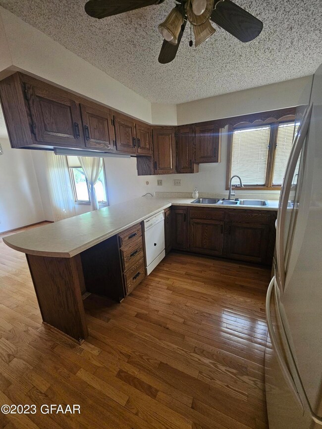 2302 W Springbrook Ct, Grand Forks, ND 58201 - photo 6