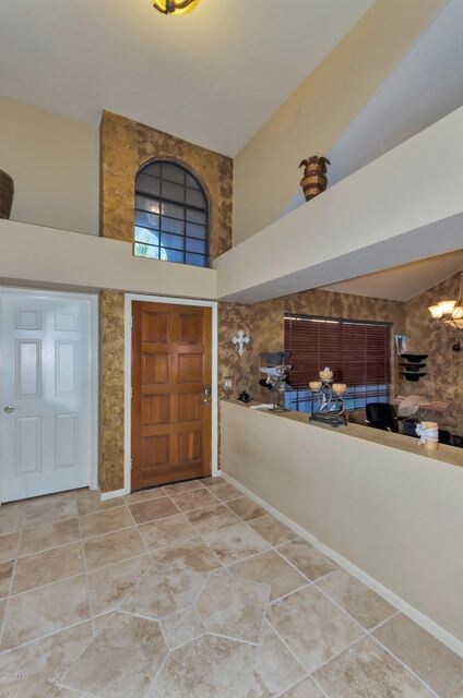 10865 N 111th Pl-print-007-18-Entryway-2
