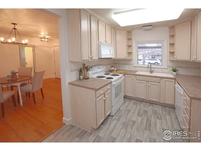 Exquisite maple kitchen cabinetry