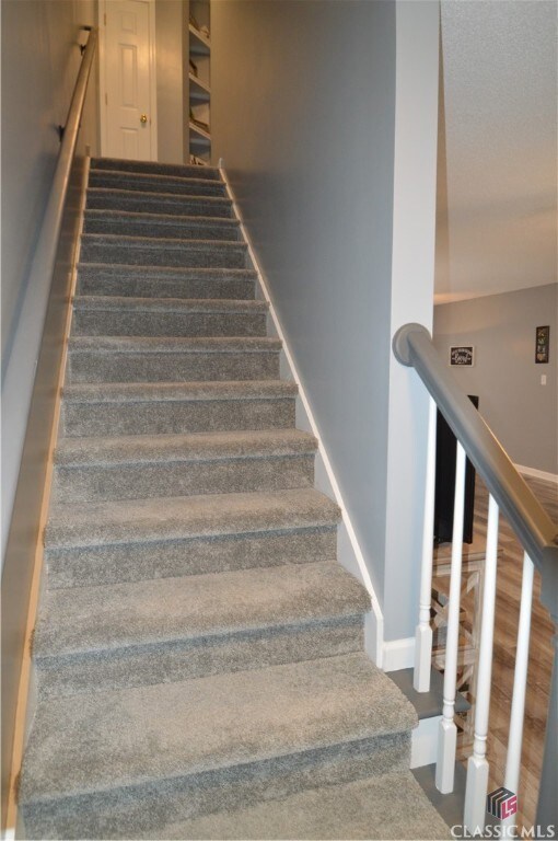 steps to Bedroom level have new carpeting.