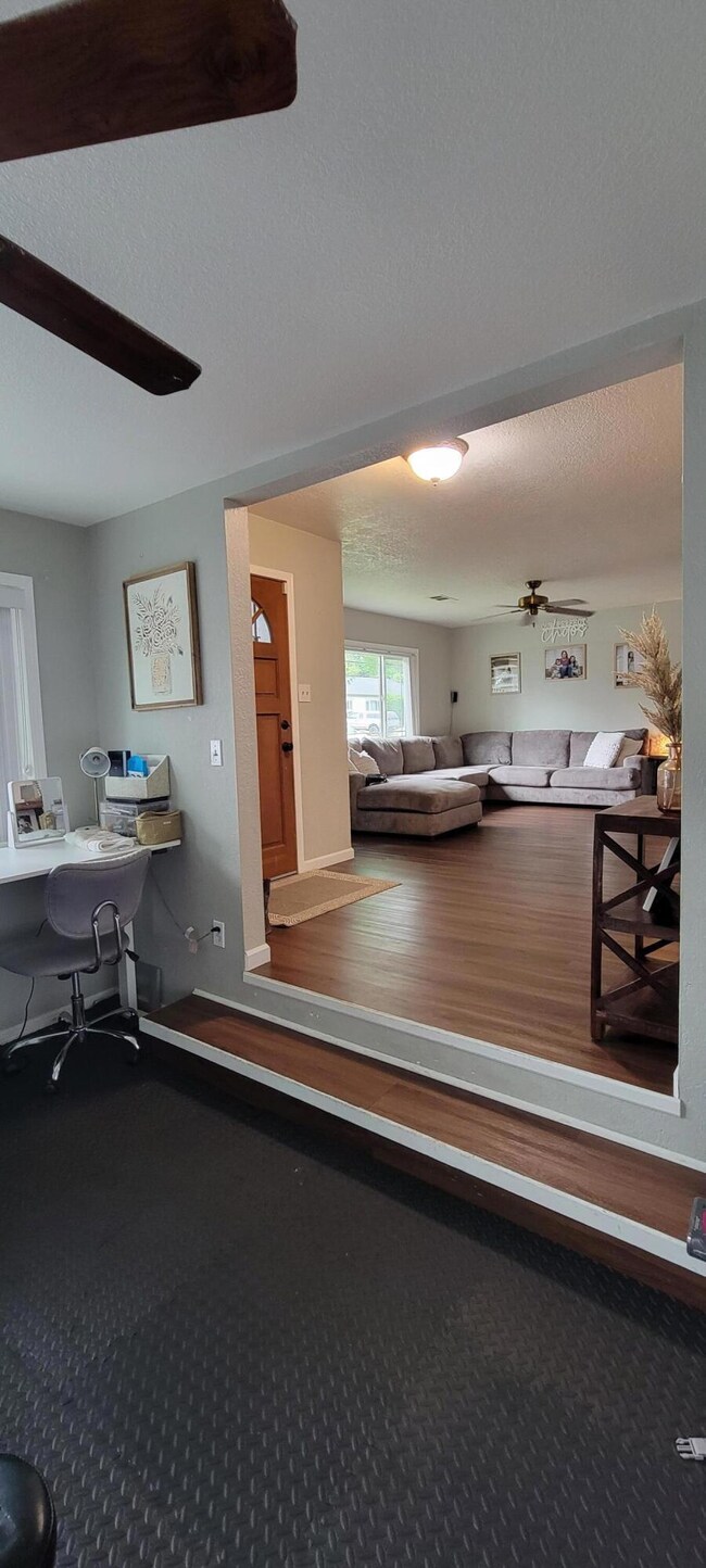 1117 5th St, Redding, CA 96002 - photo 3