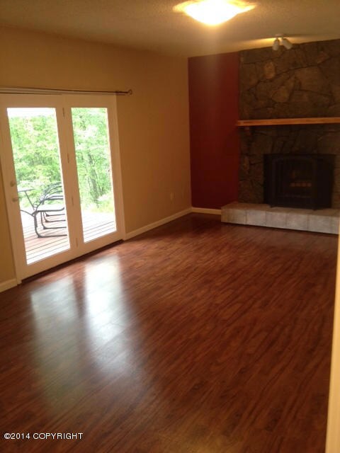 Living Room w Cozy Fireplace