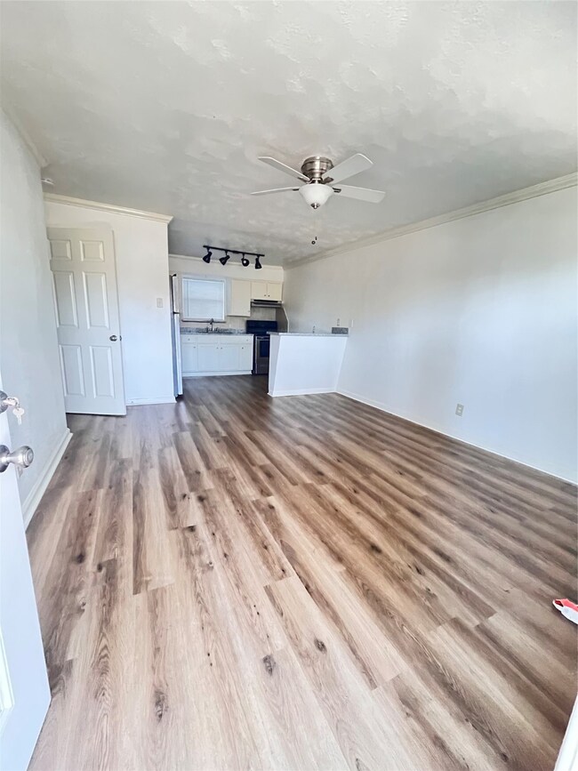 911 Byrne St unit 5, Houston, TX 77009 - photo 2