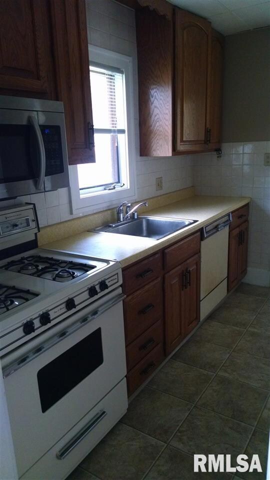 424 S Concord St, Davenport, IA 52802 - photo 4