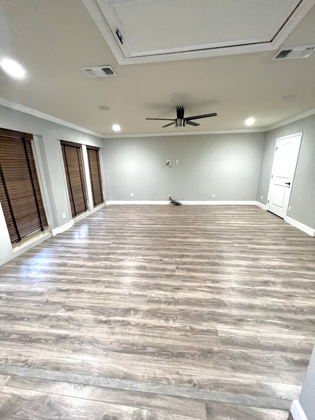 7713 Yoe St, Houston, TX 77016 - photo 5