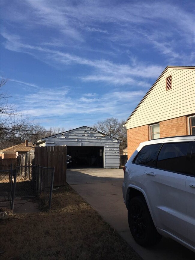 Siding needs work. Will not pass FHA or VA loan in