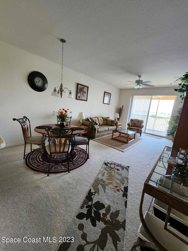 )pen Living/Dining room