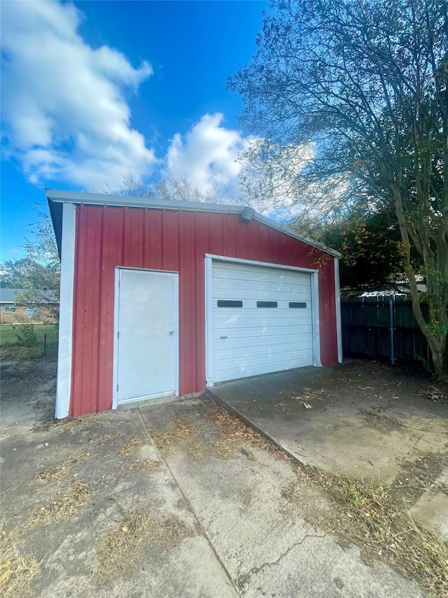 20 x 25 shop fully insulated with electricity connected