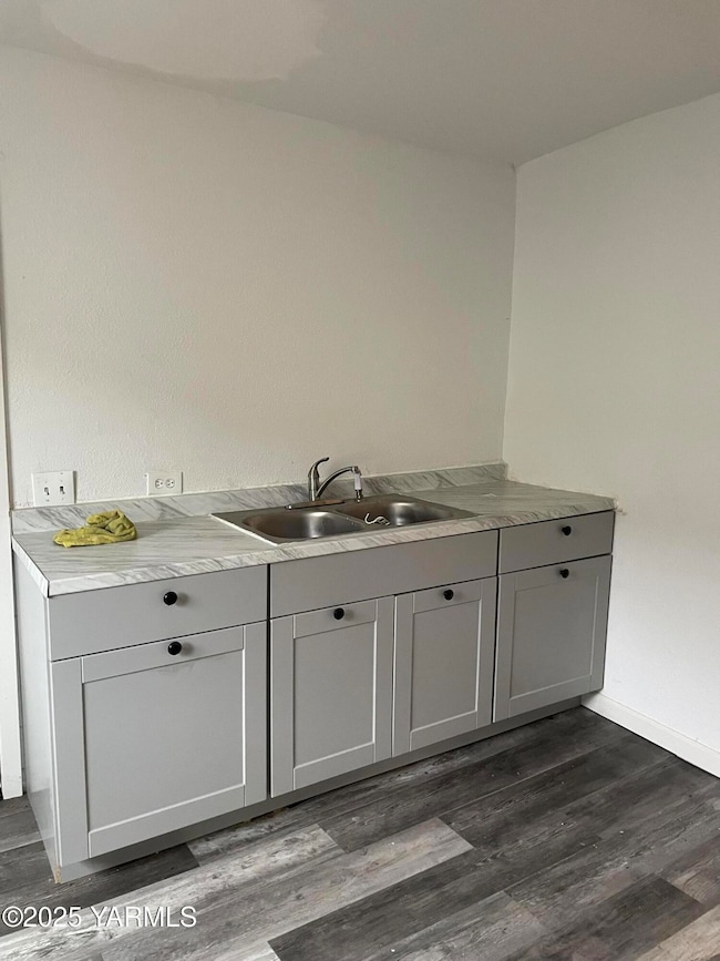 511 Columbia St, Wapato, WA 98951 - photo 3