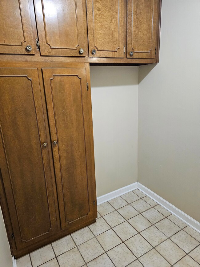 Laundry room featuring light tile patterned floori