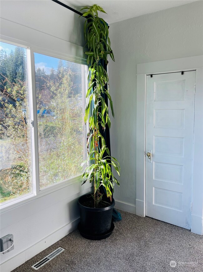 1137 Willapa St, Raymond, WA 98577 - photo 5