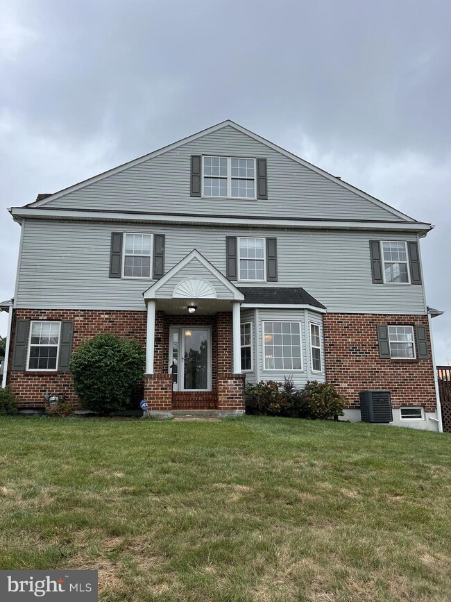 201 Truman Ct unit 201, Norristown, PA 19403 - photo 2