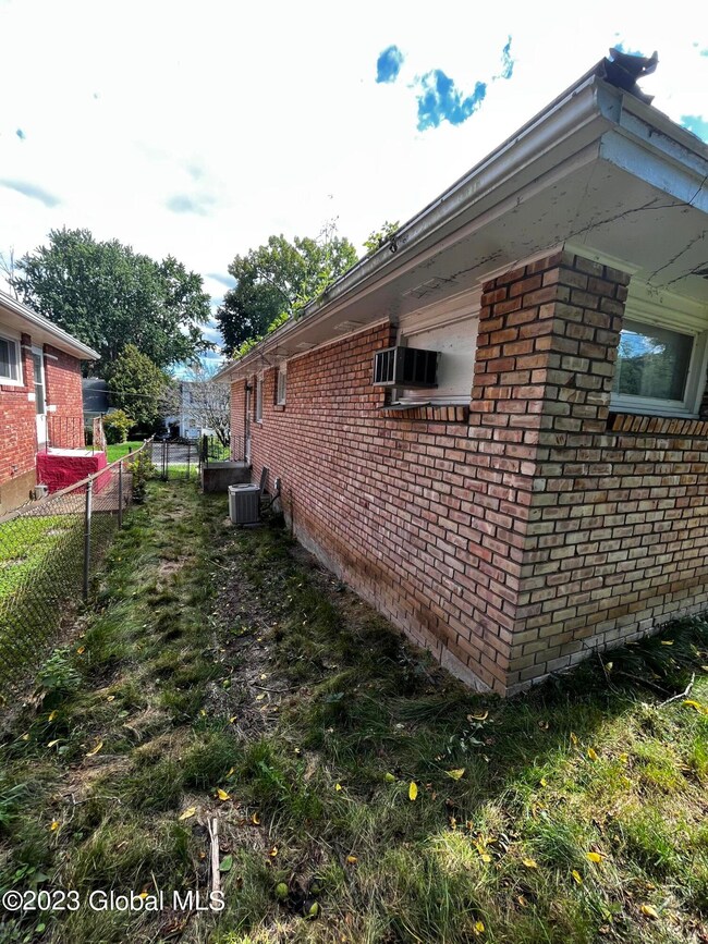 51 Glenwood St, Albany, NY 12208 - photo 4