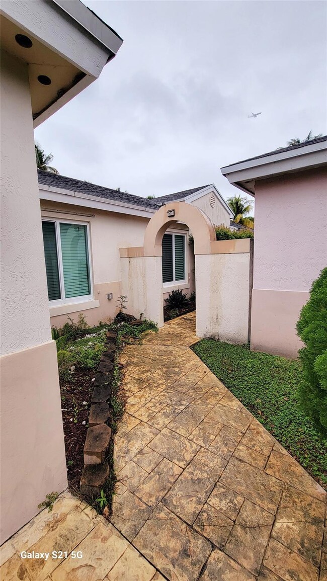 unlisted-address, Davie, FL 33314 - photo 2