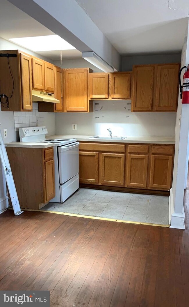 300 N Macdade Blvd unit 2, Darby, PA 19023 - photo 5