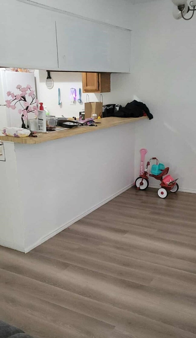 610A - Light-wood style luxury plank flooring