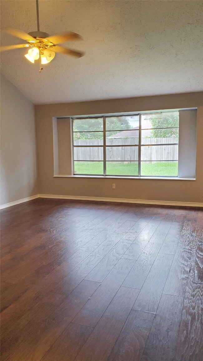 3334 Willow Tree Dr, Houston, TX 77066 - photo 6