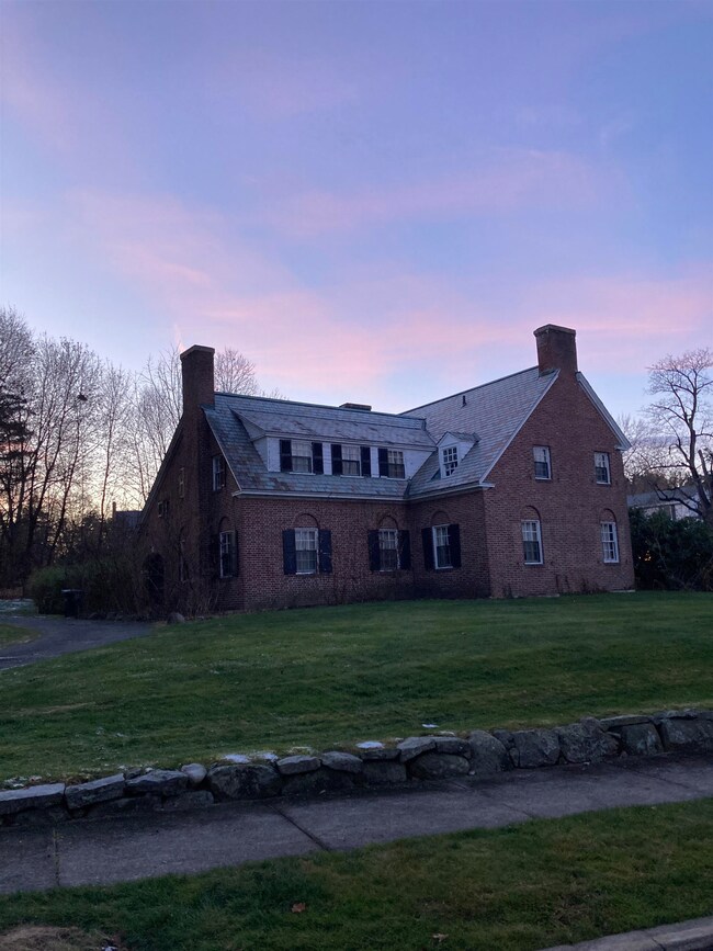 3 Swart St, Nashua, NH 03064 - photo 2