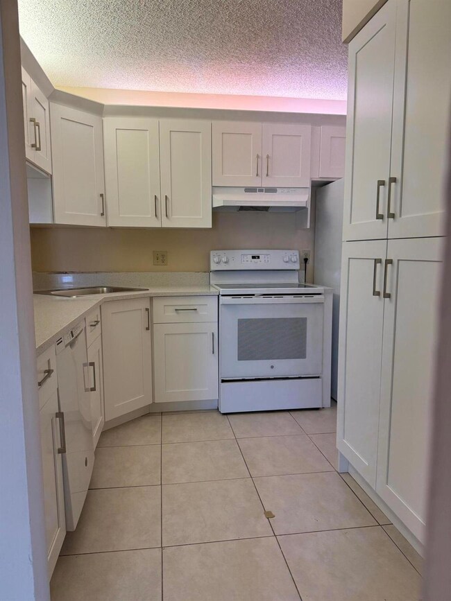 703 Sunny Pine Way unit B3, Greenacres, FL 33415 - photo 4