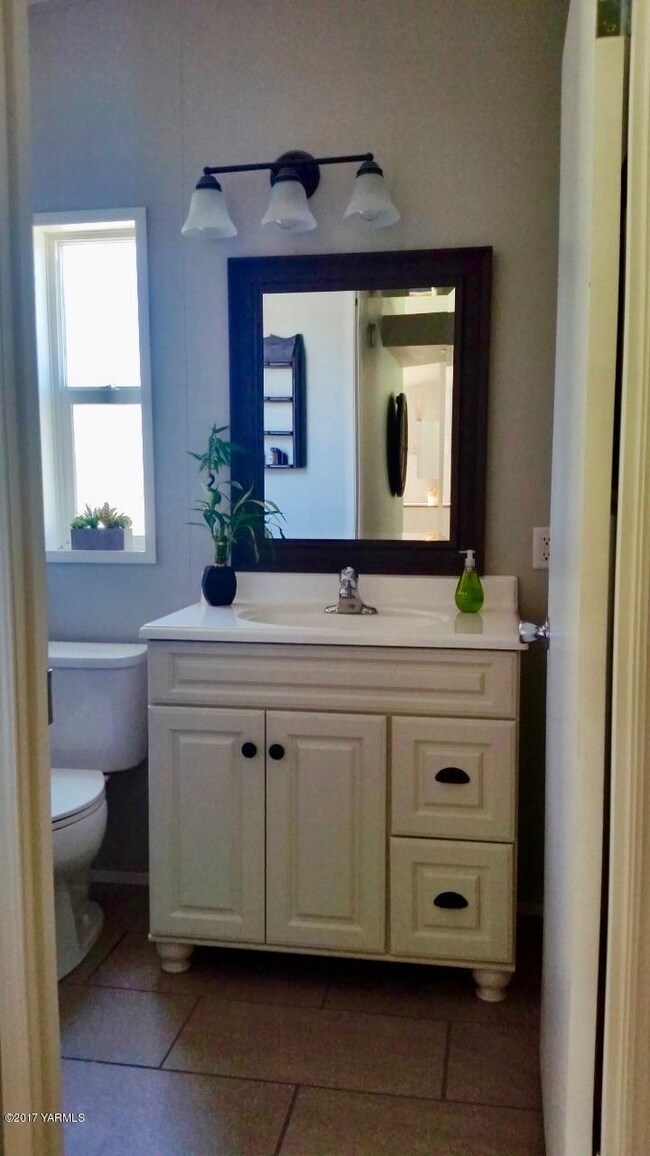 2030 Selah Loop Rd, Selah, WA 98942 - photo 5