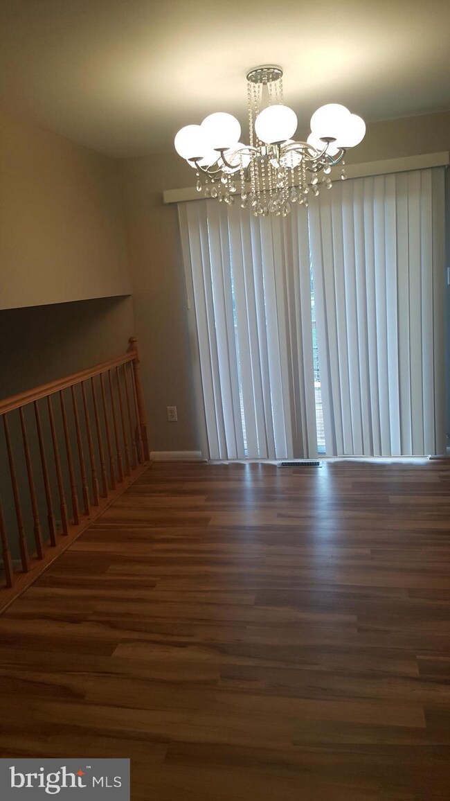 8121 Tamar Dr, Columbia, MD 21045 - photo 5