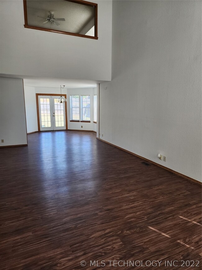 Freshly painted Great Room, Dining Area, Stairwell
