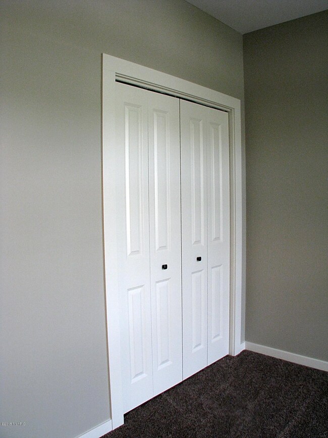 06-Flex room-closet-01