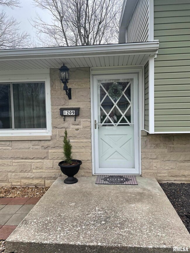 1209 Grandview Ave, Jacksonville, IL 62650 - photo 3