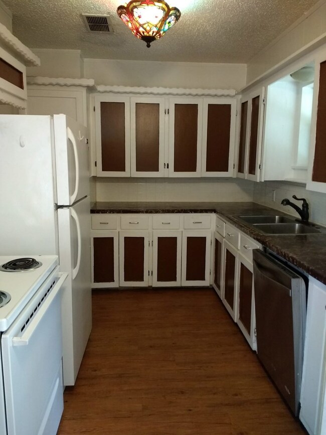 902 Sycamore St, Athens, TX 75751 - photo 3