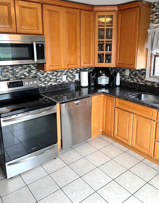 140 Capri Dr, Port Reading, NJ 07064 - photo 5