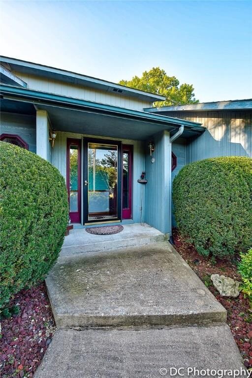 3 BD/2 BA offering 1872 htsqft of easy living