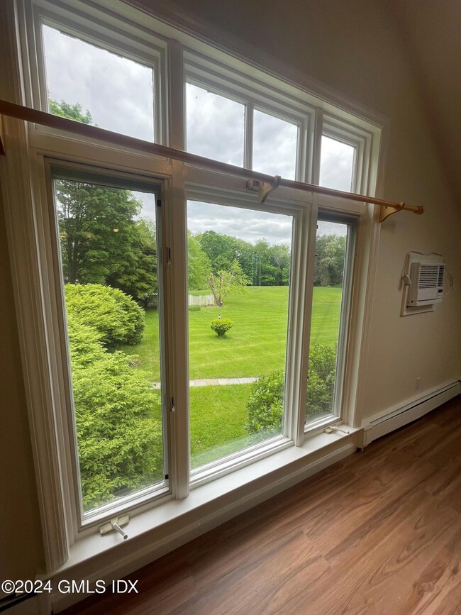 15 Locust Rd unit 2nd Floor, Greenwich, CT 06831 - photo 3