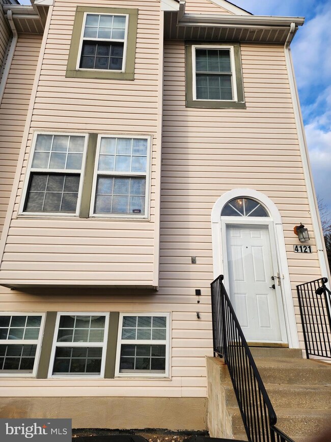 4121 Applegate Ct, Suitland, MD 20746 - photo 2