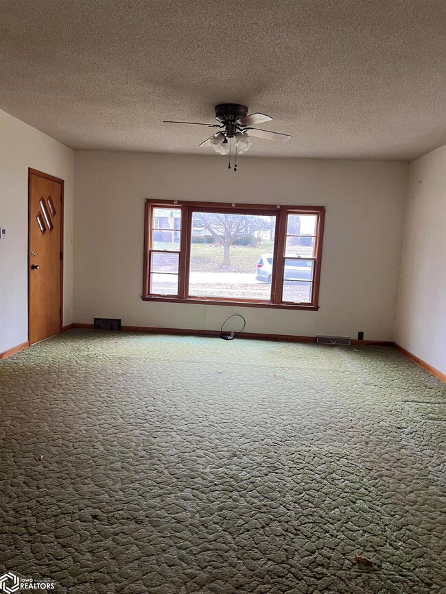 114 E Clarinda Ave, Shenandoah, IA 51601 - photo 2