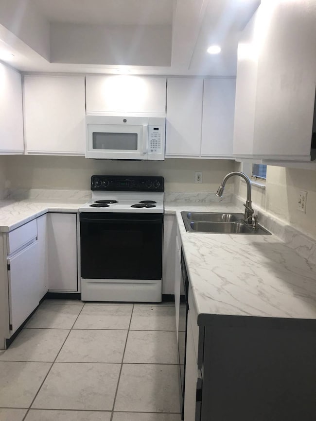 1723 Hampton Ln unit 406, Palm Harbor, FL 34683 - photo 4