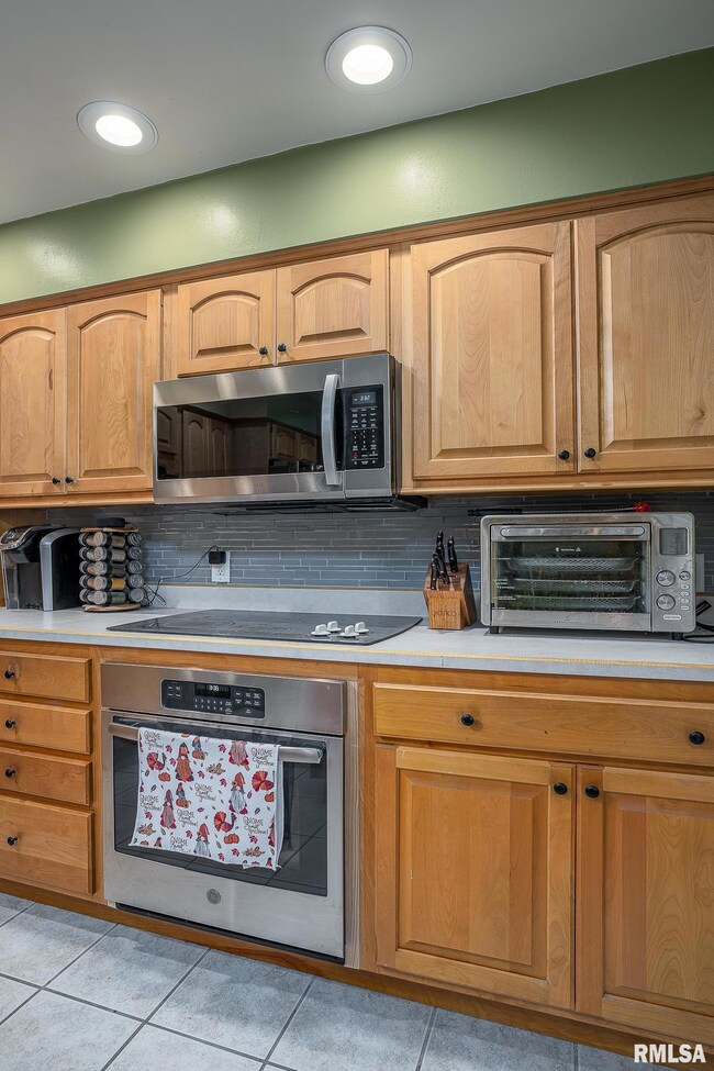 6731 Wilkes Ave, Davenport, IA 52806 - photo 4