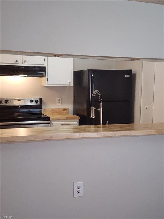 PHOTO OF THE KITCHEN FROM THE LIVING AREA