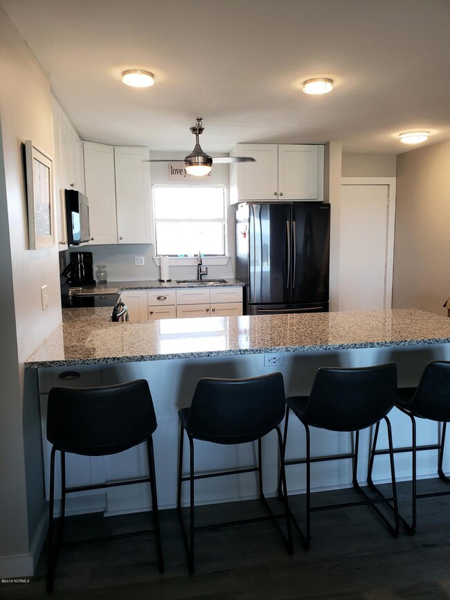 Seating for 4 at counter