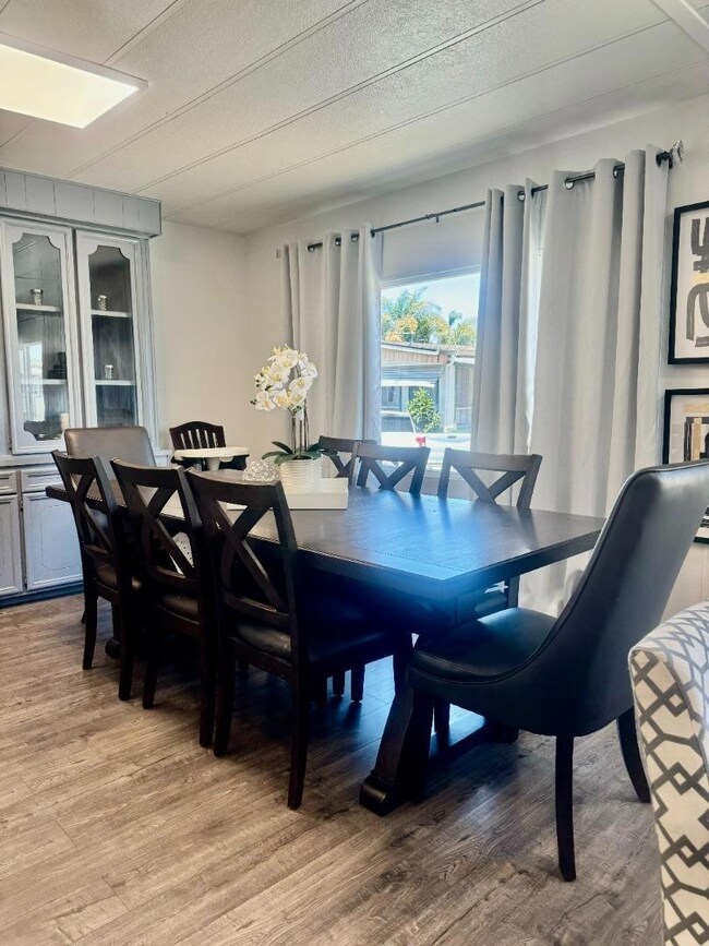 FORMAL DINNING ROOM