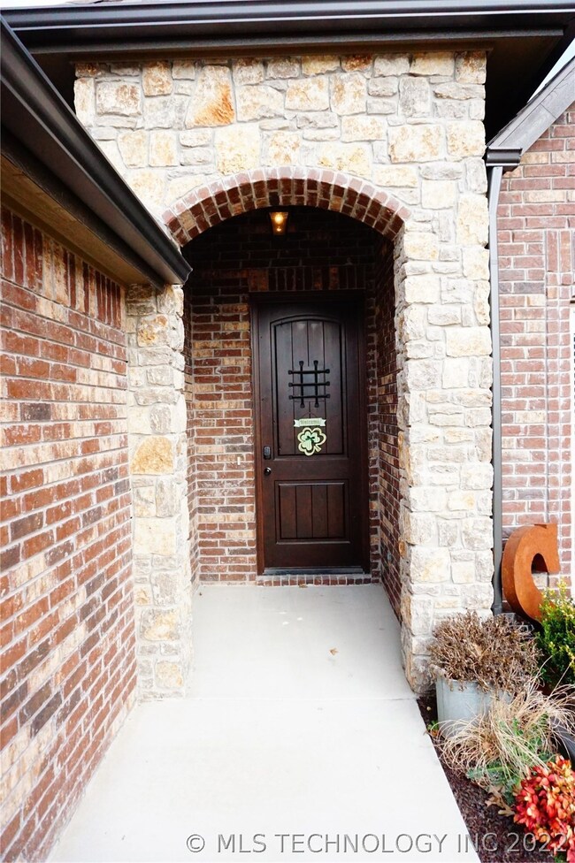 Beautiful and inviting front entry!!